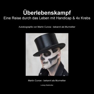 Mein Buch 'Überlebenskampf: Eine Reise durch das Leben mit Handicap & 4x Krebs' liegt wieder auf dem braunen Boden, umgeben von einer Kaffeetasse, einer Brille und Brillenetui, zwei Bleistiften und einem Block